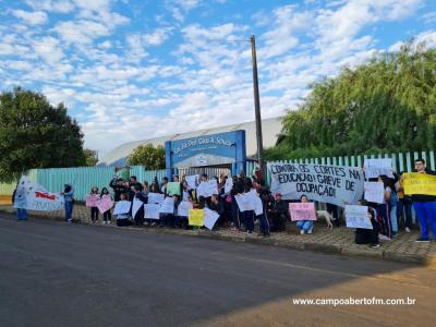 Alunos do Colegio Gildo Aluisio Schuck realizam manifestação contra o projeto "Escola Parceira" proposto pelo governo do estado