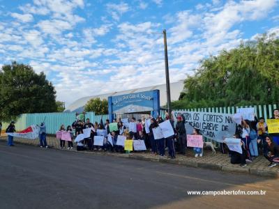 Alunos do Colegio Gildo Aluisio Schuck realizam manifestação contra o projeto "Escola Parceira" proposto pelo governo do estado