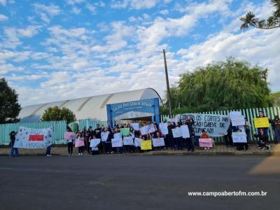 Alunos do Colegio Gildo Aluisio Schuck realizam manifestação contra o projeto "Escola Parceira" proposto pelo governo do estado