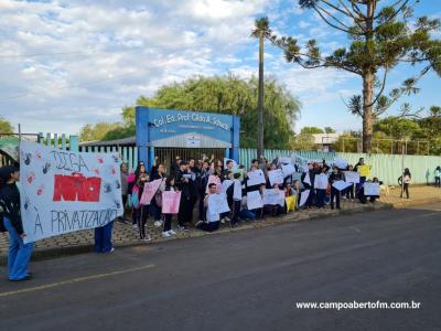 Alunos do Colegio Gildo Aluisio Schuck realizam manifestação contra o projeto "Escola Parceira" proposto pelo governo do estado