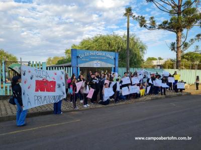 Alunos do Colegio Gildo Aluisio Schuck realizam manifestação contra o projeto "Escola Parceira" proposto pelo governo do estado