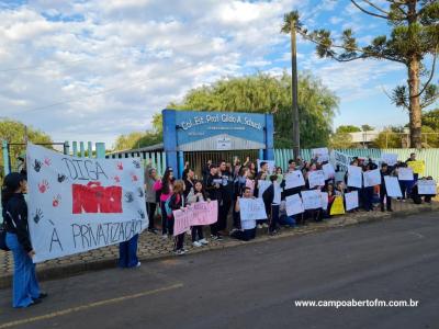 Alunos do Colegio Gildo Aluisio Schuck realizam manifestação contra o projeto "Escola Parceira" proposto pelo governo do estado