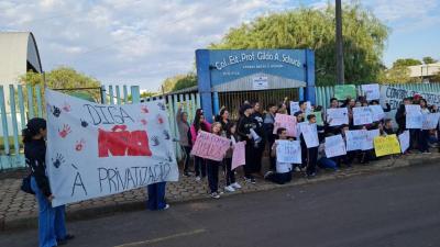 Alunos do Colegio Gildo Aluisio Schuck realizam manifestação contra o projeto "Escola Parceira" proposto pelo governo do estado