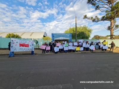 Alunos do Colegio Gildo Aluisio Schuck realizam manifestação contra o projeto "Escola Parceira" proposto pelo governo do estado