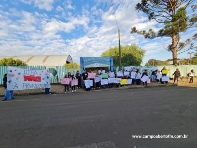 Alunos do Colegio Gildo Aluisio Schuck realizam manifestação contra o projeto "Escola Parceira" proposto pelo governo do estado