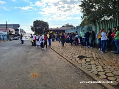 Alunos do Colegio Gildo Aluisio Schuck realizam manifestação contra o projeto "Escola Parceira" proposto pelo governo do estado