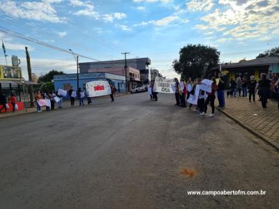 Alunos do Colegio Gildo Aluisio Schuck realizam manifestação contra o projeto "Escola Parceira" proposto pelo governo do estado