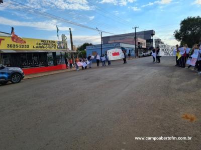 Alunos do Colegio Gildo Aluisio Schuck realizam manifestação contra o projeto "Escola Parceira" proposto pelo governo do estado