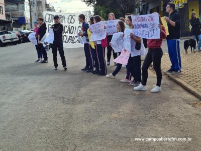 Alunos do Colegio Gildo Aluisio Schuck realizam manifestação contra o projeto "Escola Parceira" proposto pelo governo do estado