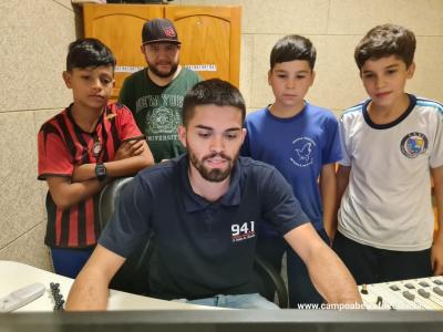 Projeto Jovens Comunicadores: Nova Turma de Alunos Participa de Oficina de Rádio na Emissora