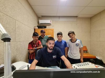 Projeto Jovens Comunicadores: Nova Turma de Alunos Participa de Oficina de Rádio na Emissora