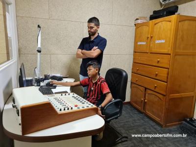 Projeto Jovens Comunicadores: Nova Turma de Alunos Participa de Oficina de Rádio na Emissora