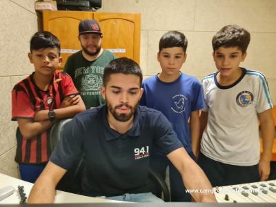 Projeto Jovens Comunicadores: Nova Turma de Alunos Participa de Oficina de Rádio na Emissora