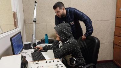 Projeto Jovens Comunicadores: Nova Turma de Alunos Participa de Oficina de Rádio na Emissora