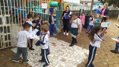 Escola municipal Leocádio José correia realizou panfletagem do projeto "reciclar, cuidar e preservar" 