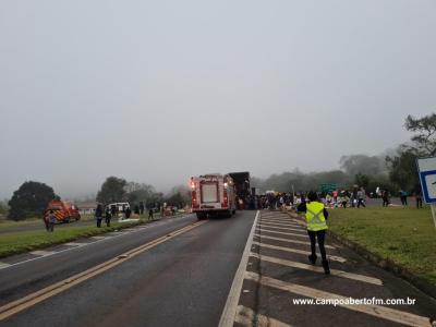 Cinco pessoas ficam feridas em batida entre trÃªs caminhÃµes no trevo de Quedas do IguaÃ§u