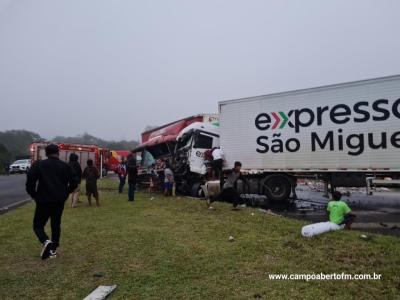 Cinco pessoas ficam feridas em batida entre trÃªs caminhÃµes no trevo de Quedas do IguaÃ§u