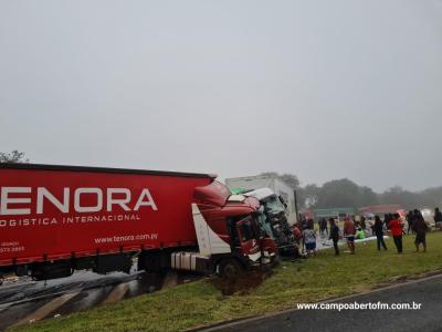 Cinco pessoas ficam feridas em batida entre trÃªs caminhÃµes no trevo de Quedas do IguaÃ§u