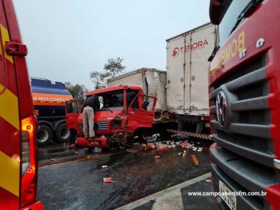 Cinco pessoas ficam feridas em batida entre trÃªs caminhÃµes no trevo de Quedas do IguaÃ§u