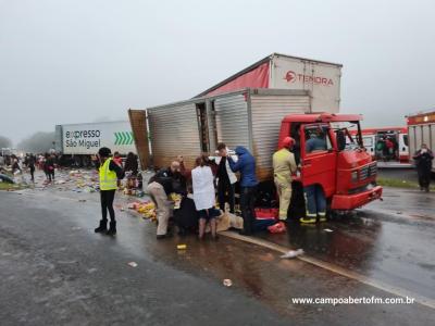 Cinco pessoas ficam feridas em batida entre trÃªs caminhÃµes no trevo de Quedas do IguaÃ§u