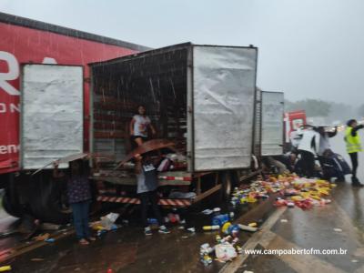Cinco pessoas ficam feridas em batida entre trÃªs caminhÃµes no trevo de Quedas do IguaÃ§u