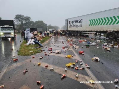 Cinco pessoas ficam feridas em batida entre trÃªs caminhÃµes no trevo de Quedas do IguaÃ§u