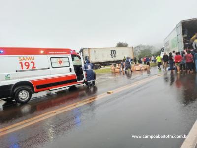 Cinco pessoas ficam feridas em batida entre trÃªs caminhÃµes no trevo de Quedas do IguaÃ§u