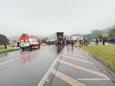 Cinco pessoas ficam feridas em batida entre trÃªs caminhÃµes no trevo de Quedas do IguaÃ§u