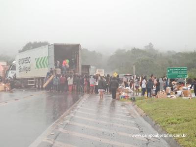 Cinco pessoas ficam feridas em batida entre trÃªs caminhÃµes no trevo de Quedas do IguaÃ§u