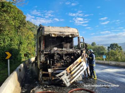 CaminhÃ£o pega fogo na BR 277 e carga Ã© salva graÃ§as a agilidade dos bombeiros