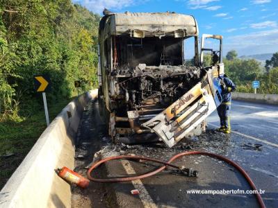 CaminhÃ£o pega fogo na BR 277 e carga Ã© salva graÃ§as a agilidade dos bombeiros