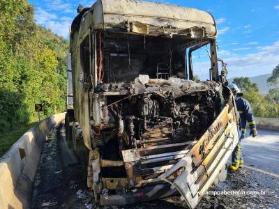 CaminhÃ£o pega fogo na BR 277 e carga Ã© salva graÃ§as a agilidade dos bombeiros