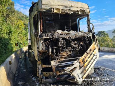 CaminhÃ£o pega fogo na BR 277 e carga Ã© salva graÃ§as a agilidade dos bombeiros