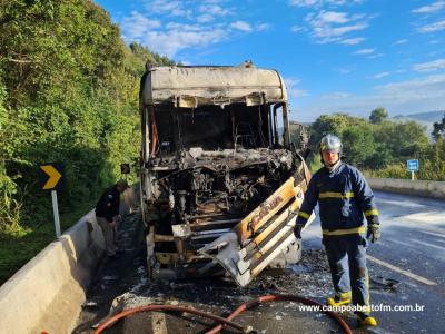 CaminhÃ£o pega fogo na BR 277 e carga Ã© salva graÃ§as a agilidade dos bombeiros