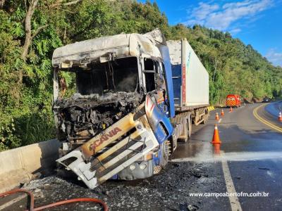 CaminhÃ£o pega fogo na BR 277 e carga Ã© salva graÃ§as a agilidade dos bombeiros