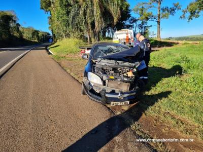 Prisma fica destruÃ­do ao colidir com caminhÃ£o na BR 277