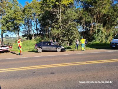 Prisma fica destruÃ­do ao colidir com caminhÃ£o na BR 277