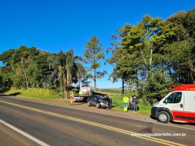 Prisma fica destruÃ­do ao colidir com caminhÃ£o na BR 277