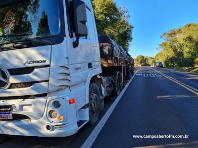Prisma fica destruÃ­do ao colidir com caminhÃ£o na BR 277
