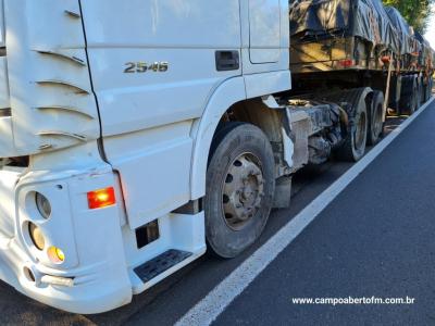 Prisma fica destruÃ­do ao colidir com caminhÃ£o na BR 277