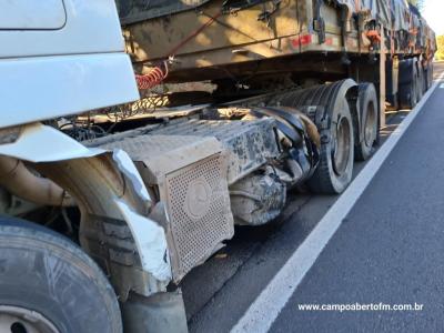 Prisma fica destruÃ­do ao colidir com caminhÃ£o na BR 277