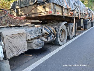 Prisma fica destruÃ­do ao colidir com caminhÃ£o na BR 277