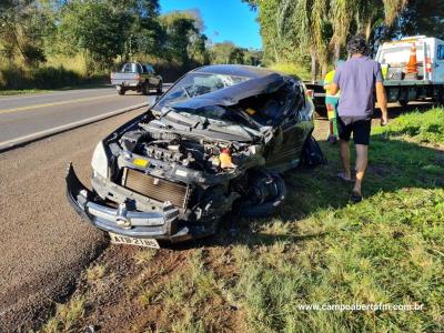 Prisma fica destruÃ­do ao colidir com caminhÃ£o na BR 277