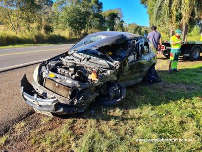 Prisma fica destruÃ­do ao colidir com caminhÃ£o na BR 277