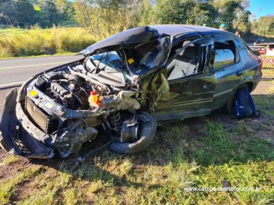 Prisma fica destruÃ­do ao colidir com caminhÃ£o na BR 277