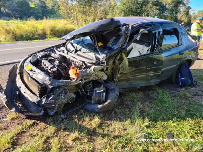Prisma fica destruÃ­do ao colidir com caminhÃ£o na BR 277