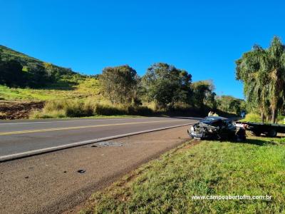 Prisma fica destruÃ­do ao colidir com caminhÃ£o na BR 277