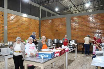 Noite do Pirogue da Festa de Sant´Ana reuniu centenas de pessoa no Pavilhão da Matriz