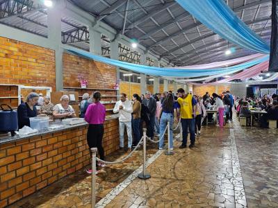 Noite do Pirogue da Festa de Sant´Ana reuniu centenas de pessoa no Pavilhão da Matriz