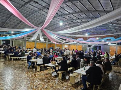 Noite do Pirogue da Festa de Sant´Ana reuniu centenas de pessoa no Pavilhão da Matriz